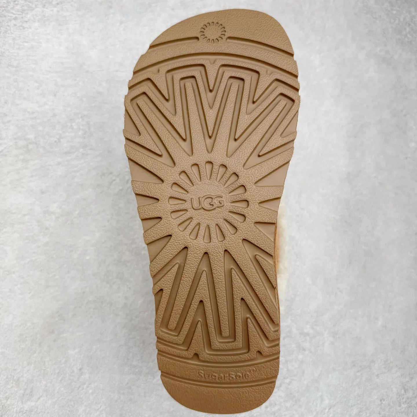 Pick up locally 💰 440 UGG slippers 1206 letter embroidered classic short-tube autumn and winter sheep fur all-in-one snow boots All shoes are made from the same factory as ZP Longfeng A-grade Australian imported sheep fur all-in-one Brand OEM production line Fully follow the ZP process flow OEM original pattern maker Adhere to no original shoes and no development selection Pay attention to every detail The most authentic version on the market TREADLITE "Light Wing" technology outsole Lightweight/durable/flexible/pile size: 35 36 37 38 39 40 Coding: by2936070